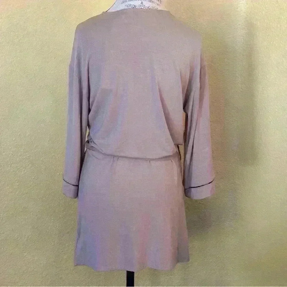 Hale Bob Short Robe With Tie Belt In Doeskin Size XS New With Tag! - Picture 3 of 7